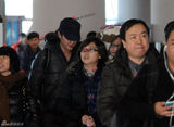 组图：冯绍峰倪妮甜蜜回京 机场牵手秀恩爱