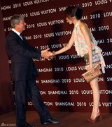 高清图：巩俐出席品牌店开业 低胸晚装华丽抢镜