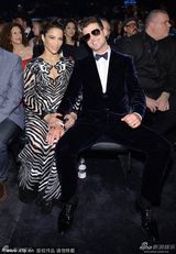 组图：罗宾-西克格莱美金曲连唱 兴奋起舞