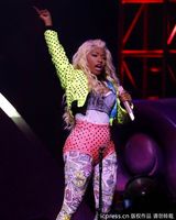 组图：麻辣鸡个唱粉丝强行上台 与保镖激烈扭打