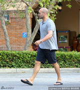 组图：硬汉斯坦森帅气出街 墨镜混搭人字拖