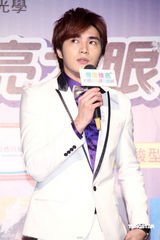 幻灯图集：贺军翔帅气代言似王子 吸金功力大增