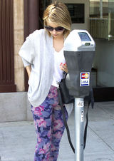 高清图：艾玛-罗伯兹街拍 开衫毛衣搭配花裤子