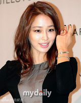 组图：李珉廷柳真人妻争艳 李秉宪娇妻大秀钻戒