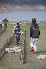 组图：《爸爸》老爸变装逗萌娃 小猪赛跑趣味多