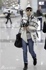 组图：海清现身机场心情大好潮范儿十足