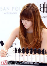 组图：少女时代Tiffany办签名会变秋季成熟女人