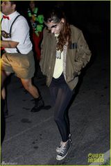 组图：暮光情侣戴同款面具恩爱牵手过万圣节