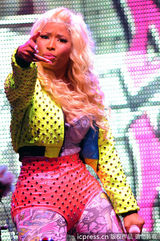 组图：麻辣鸡个唱粉丝强行上台 与保镖激烈扭打