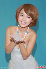 组图：罗彩玲露事业线拍写真 性感失守走光