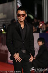 组图：谢霆锋帅气十足黑超亮相金马红毯
