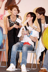 组图：杨丞琳称唱歌忘词将脱衣谢罪 男粉丝跪地示爱