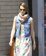 组图：杰西卡-阿尔芭长裙搭牛仔背心 带女儿玩耍