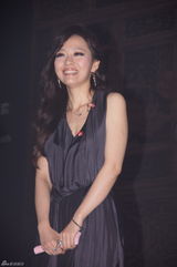 组图：濮存昕慈善晚宴为女儿15万拍下孙杨游泳课