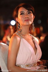 幻灯图集：居文沛粉色低胸礼服亮相 性感险走光  