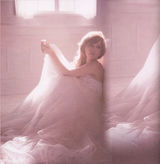 组图：滨崎步白纱唯美写真 衣带渐宽性感露香肩