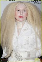 组图：Gaga变白面天山童姥 金毛狮王发型雷人