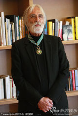 幻灯图集：导演汉内克获文化勋章 比诺什献拥抱