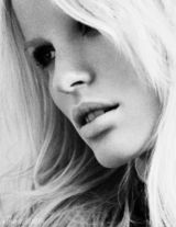 组图：超模卡洛琳-温伯格暮光中拍写真慵懒性感