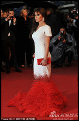 组图：《爱》戛纳首映 科尔白底红尾裙别具一格