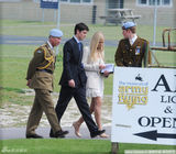 幻灯图：哈里王子顺利毕业 查尔斯王储亲子授予勋章