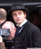 幻灯图：《漂亮朋友》赶拍 罗伯特-帕丁森变绅士