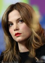 组图：《最佳出价》发布 西尔维娅获杰弗里献吻