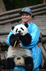 组图：后街男孩化身熊猫奶爸 喂竹子吐舌卖萌