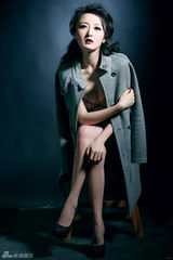 组图：何晴首曝尺度写真 秀身材展媚惑纯情