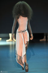 组图：荷兰芭蕾舞团时尚走秀 复古鬼魅感有趣