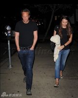 组图：《老友记》马修-派瑞携褐发女郎喝咖啡