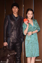 组图：彭于晏谢欣颖代言春装展现迷人色彩与魅力