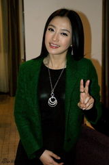 组图：秦岚上海忙代言 佩戴千万珠宝贵气现身