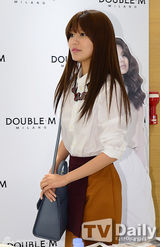 组图：少时秀英亮相粉丝会衬衣高腰裙显知性