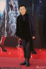 组图：黄渤混搭服装现身 发型显嬉皮风