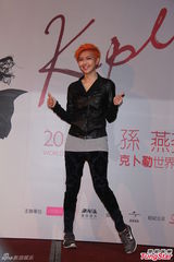 组图：孙燕姿橙发亮眼披黄金甲 许美静助阵