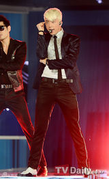 组图：2PM祐荣等激情出演音乐节目