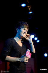 组图：郭书瑶秀热舞拉票有方 吴克群与粉丝亲密接触 