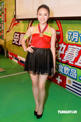 幻灯图：众模特出席世界杯宣传 性感扮靓有奇招