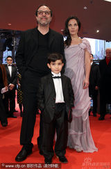 幻灯：《猎人》首映 米特拉-哈加个性民族装抢眼球 