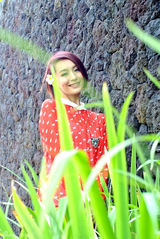 组图：韩晓暖春清新写真 红色薄纱随性惬意