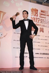 组图：萧敬腾获最佳国语男歌手 兴奋摆造型