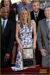 组图：安妮斯顿星光大道留名 与男友热吻