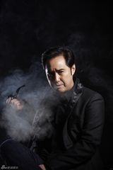 组图：冯雷绅士写真彰显高贵气质