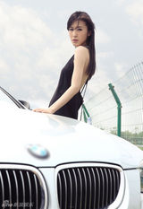 组图：张乐拍摄性感大片 与车共舞展风情