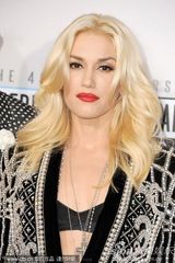 组图：辣妈史蒂芬妮携乐队亮相AMA 金发红唇冶艳