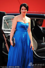 组图：《替代》首映礼 莎朗-塔尔蓝裙惊艳红毯