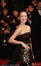 组图：章子怡戛纳走秀抹胸长裙秀美肩