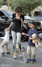 幻灯图集：维多利亚带两个儿子外出 展慈母情怀