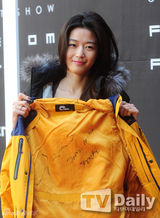 组图：全智贤亮相活动 紧身裤秀修长完美腿型